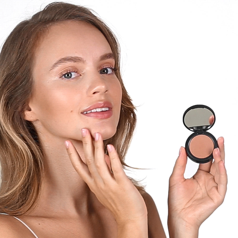 nachhaltige natürliche vegane Rouge Naturkosmetik Pressed Blush auf Gesicht