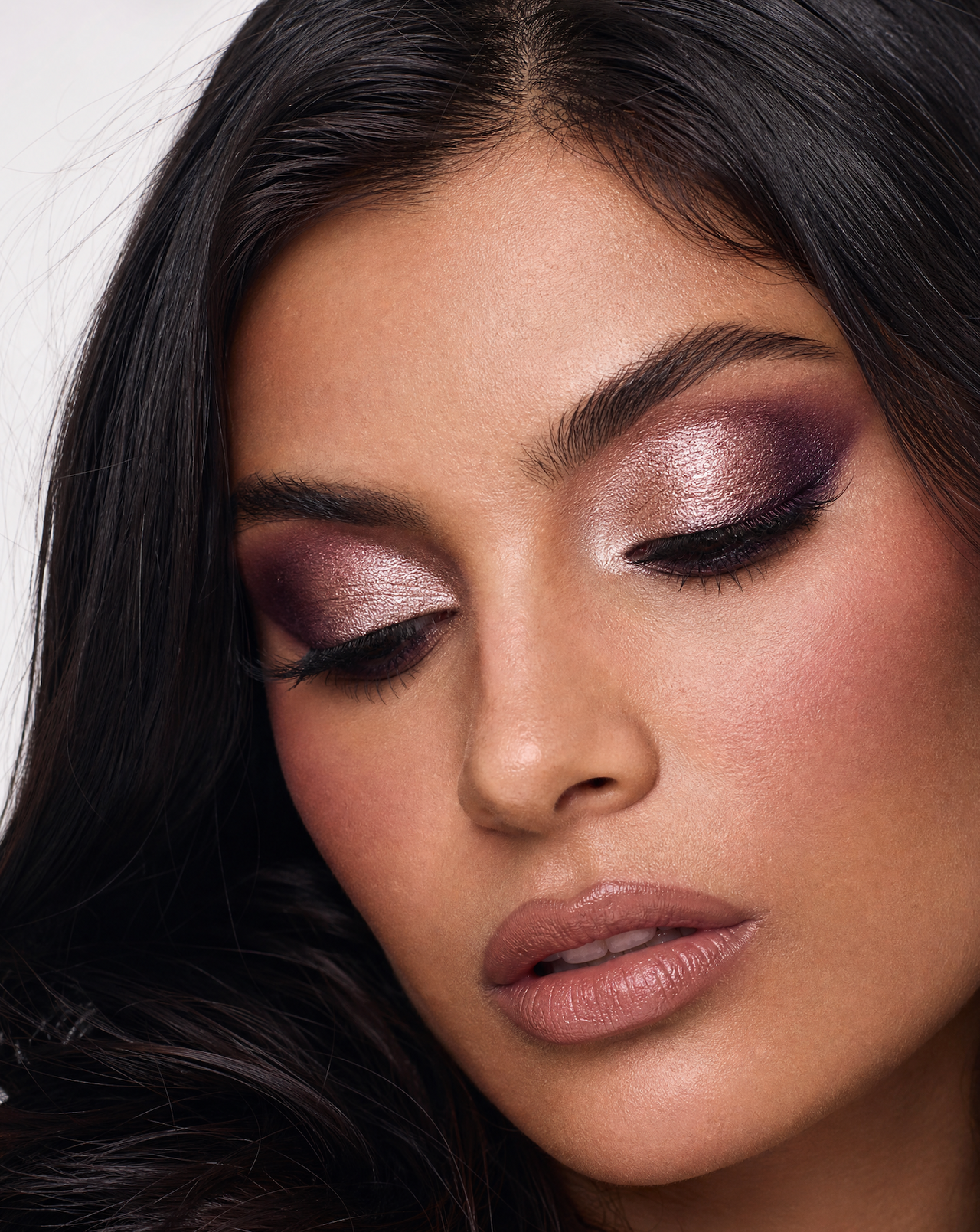 Abend-Make-up von NUI Cosmetics: intensive Augen und definierte Lippen