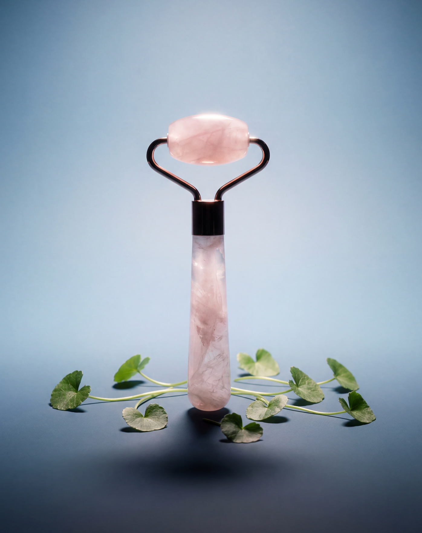 NUI Mini Rosenquarz Gesichtsroller – Glow To-Go