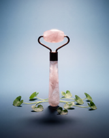 NUI Mini Rosenquarz Gesichtsroller – Glow To-Go