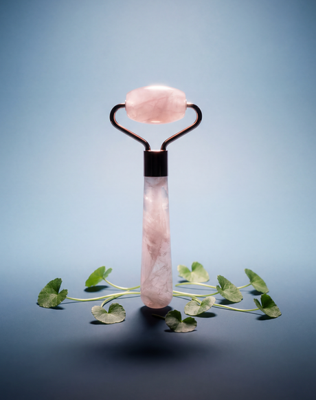 NUI Mini Rosenquarz Gesichtsroller – Glow To-Go